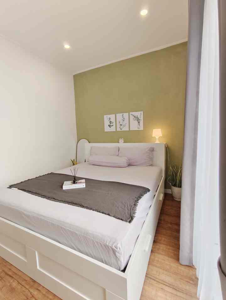 Kamar 3x4 tapi terasa luas? bisa banget! 
Aku pakai divan fungsional yang udah mencakup lemari dan heard board yang menggantikan fungsi nakas tempat nyimpen barang-barang seperti make up, charger dan lain sebagainya, sehingga lebih multifungsi dan tidak memakan tempat. Menurut tetangga gimana? 

#CatJotun #KasurIkea #DivanIkea #CerminLengkung #Hiasandinding #pottawon #LampuTidur #Bedroomstyling #InspirasiKamar