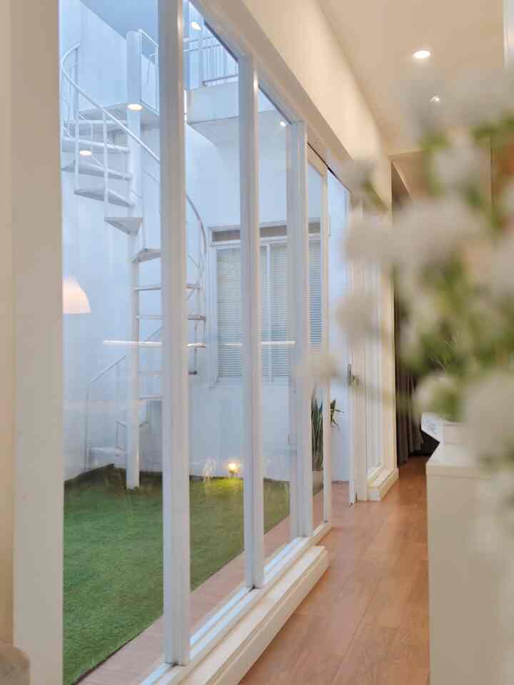 Inner courtyard ini merupakan center of view dari rumah kami. Ini sekaligus rahasia rumah menjadi terang dan terasa lapang. Gimana menurut tetangga? 

#InspirasiTaman #Innercourtyard #jendelaalumunium #lantaigranitmotifkayu #tanggaputar #Kursitaman #KusenAlumunium #Jendelageser #LampuTaman 