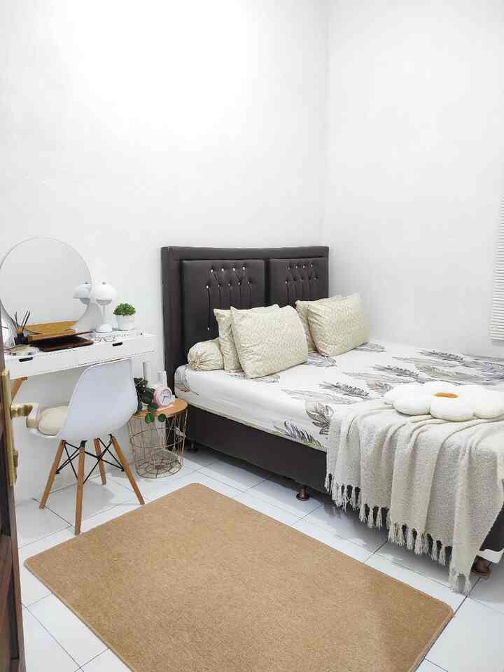 Kamar tidur utama yang space nya yaa... lumayanlah hihi

#mejarias #sprei #karpetpolos #kursi #mejakecil #blanket #BedroomStyling #InspirasiKamar