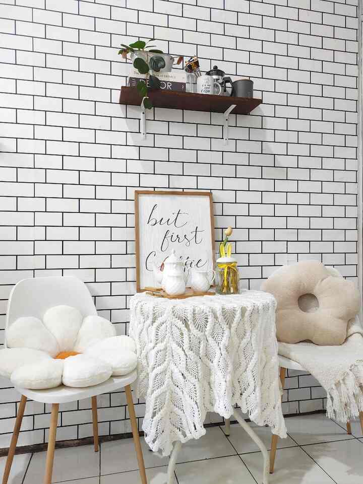 Tempat paling nyaman di rumah 🥰
Sederhana tapi cozy buat santai
Pengen ngerubah dindingnya biar polosan. Ngumpulin niat dulu 😁
#homecafe #rumahmungil #inspirasirumah #rumahminimalis #openspace #dekorasirumah #dekorasirumahminimalis #ruangmakan