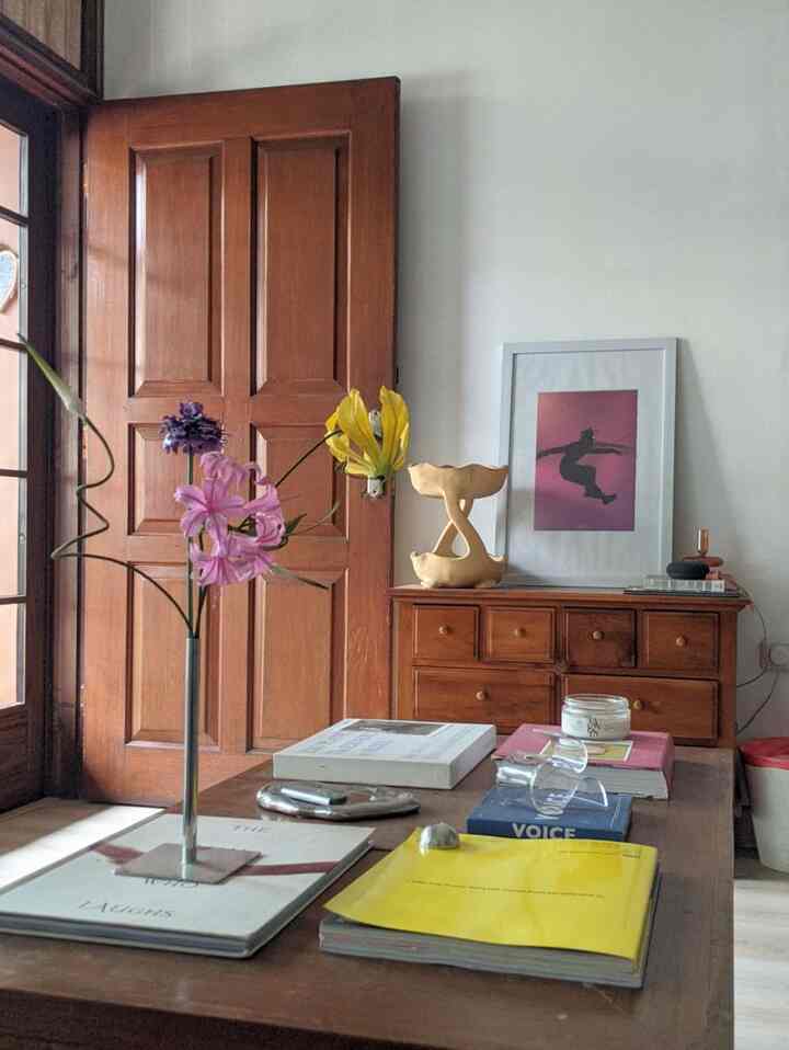 it's that time of the year~ already started decorating the house with decorations for Christmas🎄. In the living room I put 2 Christmas trees with different sizes for layering. I also used plant pots for the base to make it look more natural and earthy, and for additional decorations I used silver, adjusted to the color scheme of the living room which has chrome and wood accents 
#livingroom #livingroom #christmasdecor #holidaydecor #christmastree #planter #coffeetable #artbook #lamp