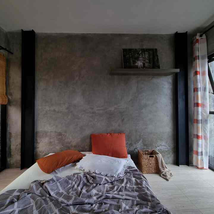 Messy Bed di #RumahAngsoka - kamar ini berukuran 2.75 x 4 m. Desain industrial di kamar tidur kami yang tetap menonjolkan karakter material seperti besi baja, beton, semen exspose. Minim nya barang di area ruang tidur bikin kami tidur sangat tenang dan nyenyak dengan dinginya AC hihi..

Ada sedikit tips untuk kualitas tidur yang baik dan bikin tidur kita lebih nyenyak : 
• minim barang / tidak berantakan 
• memilih sprei yang adem dan nyaman
• memilih bantal yang empuk, lembut dan nyaman
• memiliki pencahayaan dan sirkulasi udara yang baik
• memiliki wewangian dikamar yang menenangkan

#KasurBusa #KamarIndustrial #DindingExspose #KamarMungil #KeramikMotifKayu #MessyBedroom #BedroomStyling #InspirasiKamar 
