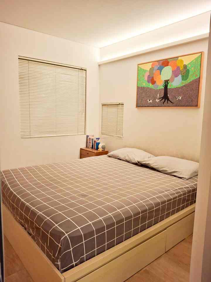Hal essensial yang bisa bikin kamar tambah nyaman versi aku: seprei yang rapih; ac yang dingin; buku-buku; dan pencahayaan yang temaram. Kuncian aku pakai lampu warna warm white cocok banget sih buat istirahatin mata 👀
#KasurMinimalis #BedroomStyling #InspirasiKamar