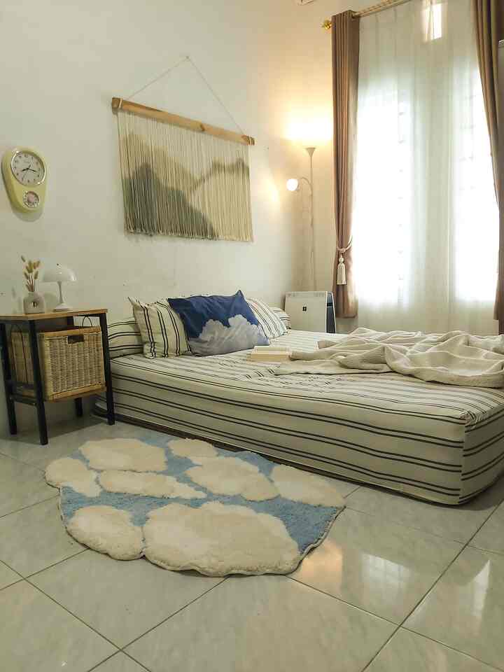 Kamar utama di Ryuto house berukuran 3*4m. Kami menyukai suasana yang hangat, homey dan dekorasi yang simple untuk kamar tidur karena memang kebanyakan waktu kami dihabiskan untuk bersantai di kamar tidur. Mood kamar tidur di Ryuto house sangat bergantung dengan sprei, selimut dan mood lamp yang kami gunakan. Biasanya kami menggunakan sprei yang tidak terlalmu banyak corak dan terlihat ramai, lebih sering menggunakan warna netral begitu juga dengan selimut. Untuk lampu, kami menyukai warna cahaya yang warm white untuk kesan yang lebih homey. Penggunakan mini rug juga sering kami gonta ganti agar suasana ny lebih hidup.

#bedroomstyling #inspirasikamar #minirug #spreiminimalis #selimut #hiasandinding #lamputidur #sarungbantal 
