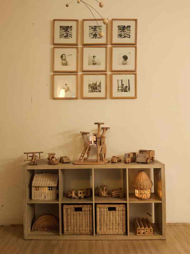 Wooden Toys Corner ☺️
Salah satu spot favorit kami di rumah dan paling berkesan versi night vibes. Spot ini  menghubungkan area ruang tamu dan ruang keluarga. Di area ini kami memajang foto- foto momen penting bersama anak dan rak ini kami gunakan untuk memajang beberapa mainan kayu favorit yang berwarna netral serta melambangkan kehangatan di dalam keluarga kecil kami. Kami sengaja pilih warna natural agar menyatu dengan tema rumah kami sekaligus menjadi spot pajangan aesthetic di rumah ☺️

#Spotfavorit #Woodentoys #Rattantoys #Rakmainan #Keranjangpenyimpanan #Dekorasi #Hangingdecoration #minicorner

