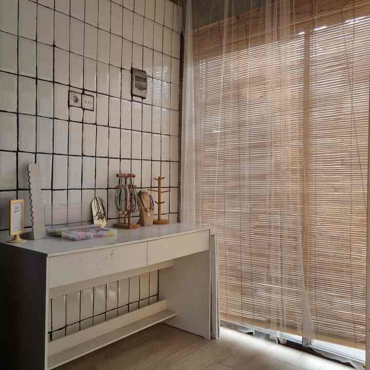 [Ruangan Serbaguna]
Awal mula mau dijadikan studio mini, tapi masih bingung untuk konsep dan ide yang pas. Alhasil, kita jadikan ruangan serbaguna sementara dan gudang mini untuk menaruh barang2. 

Di area mungil seperti ini, memakai rak besi tingkat salah satu solusi menaruh barang diruangan jadi lebih rapi dan fungsional. 

#RakBesi #RuanganMungil #GudangMini #RuanganSerbaguna #KeramikMotifKayu #TiraiBambu #KeramikMozaik #MejaBelajarAnak #StudioMini 