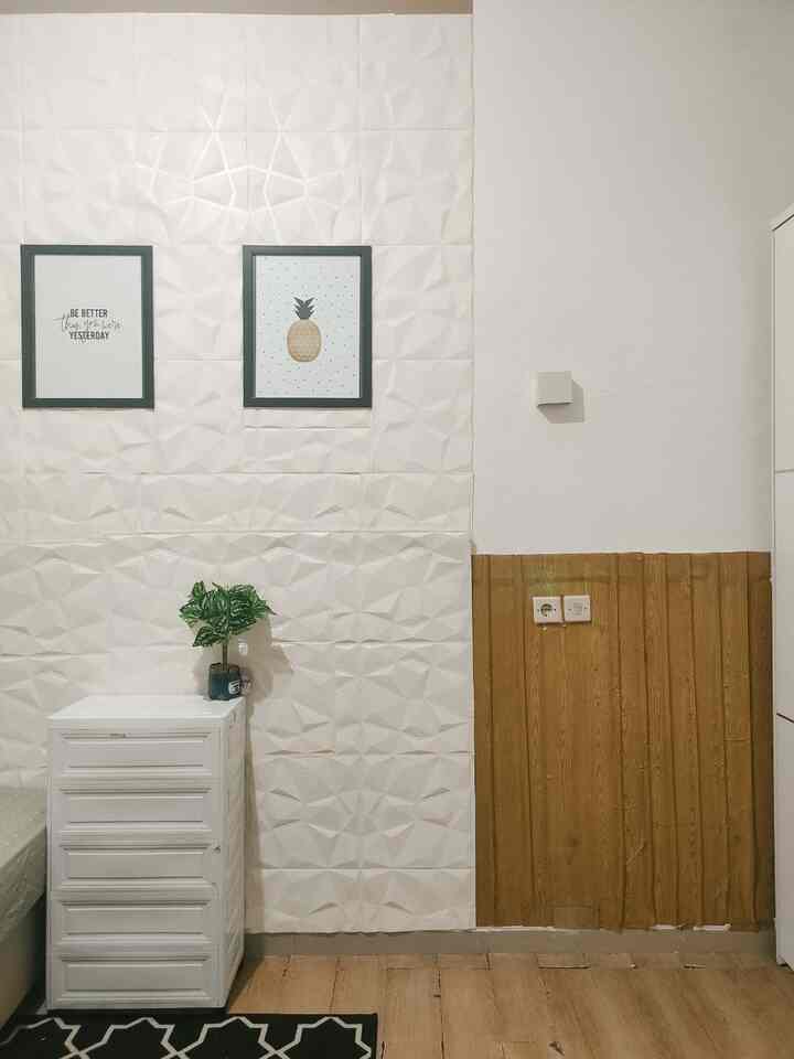 White and wood tone bedroom featuring 3D wallpaper and white storage drawers in a clean, minimal setting