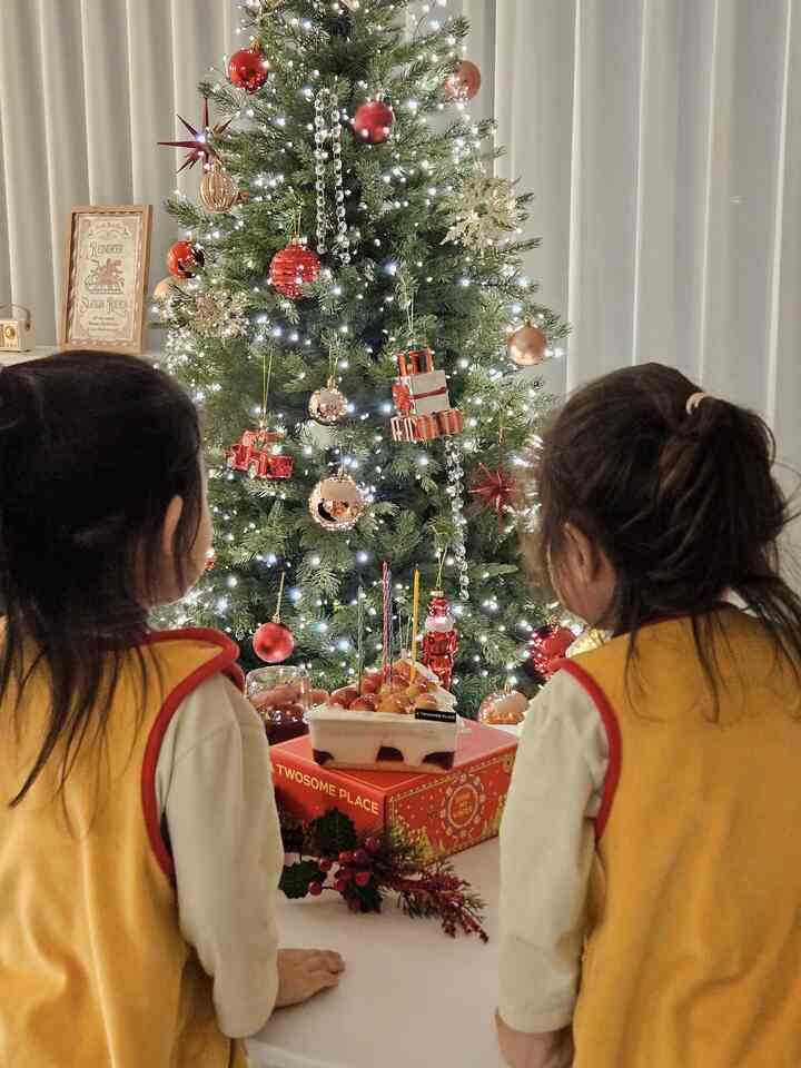 子供たちと小さなクリスマスパーティー🎄

何日ではありませんが、ケーキをプレゼントしました。
ケーキがあれば、秒を必ずつけなければならない子供たちじゃないですか。

だからぶどうジュースで小さなパーティーをしました。
おいしい食べ物はありませんが、子供たちは幸せです爆発❤️

クリスマスにはちゃんとパーティーしなければなりません！
⠀  #오너먼트 #트리오너먼트 #크리스마스파티 #연말파티 #크리스마스케이크 #아이와사는집 #모던하우스 #집꾸미기