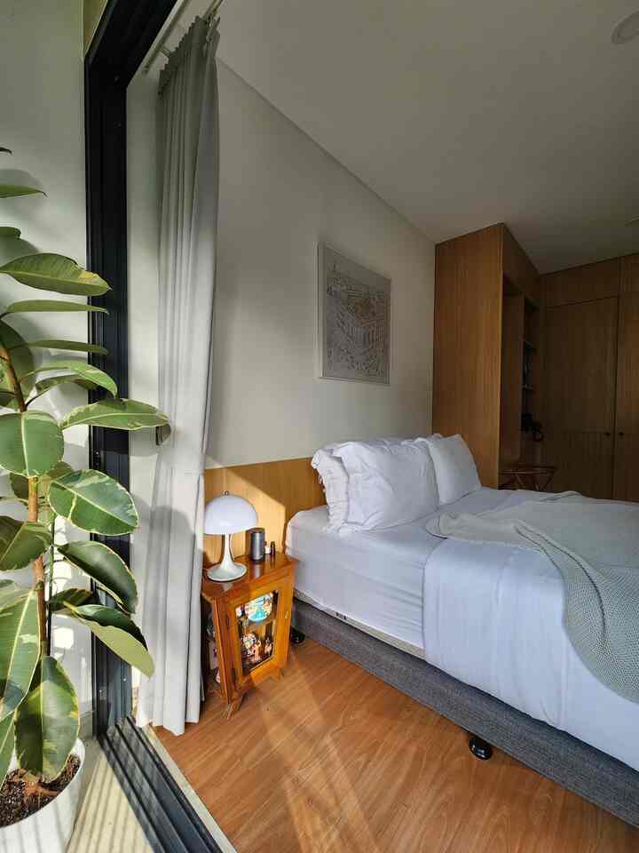 Welcome ke sudut ternyaman di rumah kami!
Kamar tidur ini berukuran 3x6 m², dan kami mengusung konsep Japandi yang menggabungkan elemen kayu, abu-abu, dan putih. Lantai vinyl memberikan kesan hangat, sementara cat dinding yang simpel menjaga suasana tetap minimalis.

Tempat tidur kami sengaja dibuat sederhana untuk menyatu dengan alam—selaras dengan vibes dari balkon kecil di depan kamar ini yang menghadap taman belakang. 🌿🍃 Di pagi hari, sinar matahari masuk melalui kaca besar, bikin ruangan terasa lebih hidup dan menenangkan.

Rasanya, nggak ada yang lebih menyenangkan daripada menikmati secangkir kopi di pagi hari di balkon ini sambil menghirup udara segar. 🌞☕

Gimana menurut kalian? Apakah kamar ini cukup nyaman untuk beristirahat?

#CompactHappyHome #JapandiStyle #KamarTidurMinimalis #HomeSweetHome #KasurBusa #Kasurlipat #PlalvonPVC #Dipan #CatRumahMinimalis #WarnaCatRumah #WallPaperDinding #WallPaperEstetik #Cat #BedRoomStyling #InspirasiKamar