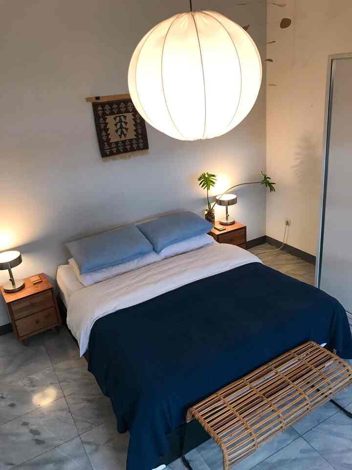 Kamar tidur yang tidak terlalu banyak dekorasi dan dikhususkan untuk beristirahat. TV di kamar ini juga sudah bertahun-tahun tidak pernah dinyalakan dan rencananya memang mau dikeluarkan dari kamar ini. Pemandangan semua kamar di rumah juga menghadap ke taman semua jadi begitu buka jendela bisa melihat tanaman.

#bangkurotan #bedroomstyling #inspirasikamar #midcenturymodern #kamartidur #indoorplants #ikeahome #ikea