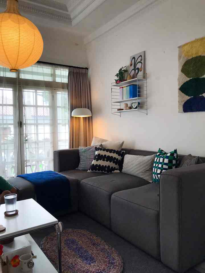 Puter art print ke sana kemari, stool dari ruang tamu ke ruang game ini, ada tambahan canvas print baru juga dari IKEA. Kebetulan lagi sale akhir tahun jadi banyak barang-barang yang lagi diskon. Warna hijau kuning juga sesuai dengan ruang game ini yang lebih berwarna di banding ruangan lain.

#Gameroom #midcenturymodern #ikeahome #ikea #artprint #canvasprint #colorfulhome