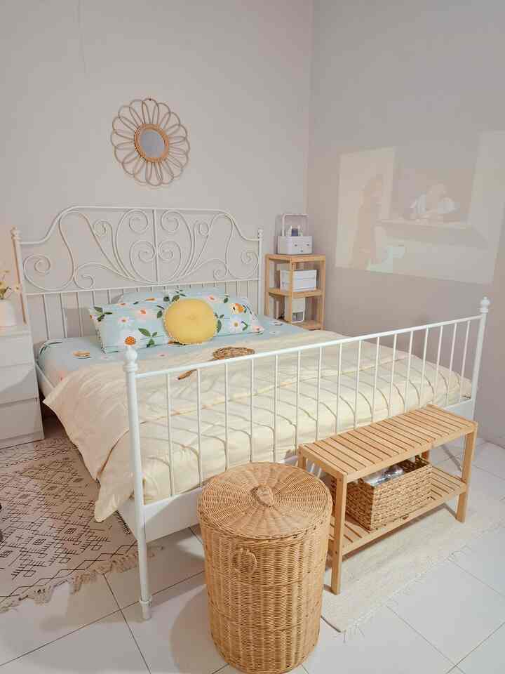 dari kamar tidur utama dengan oenataan simpel, dipilih ranjang besi tapi dengan desain cantik. ranjang besi dipilih krn kamar ini cukup lembab, dan berpotensi rayap datang. Ranjang besi anti rayap dan minim perawatan.

#BedroomStyling #InspirasiKamar #kamartidur #sprei #ranjangbesi #catkamartidur #bedcover #keranjanglaundry #rakkayu