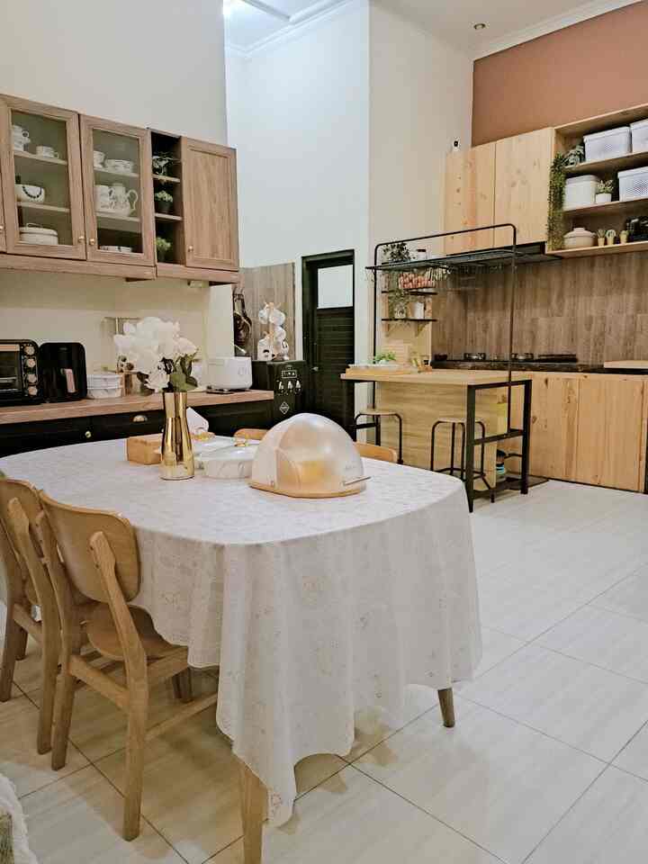 Hallo ini adalah ruang makan kami, meja makan favorit kami. Di samping meja ada satu kitchenset klasik khusus untuk meletakan peralatan kue, jadi itu khusus buat penyimpanan bahan-bahan kue dan peralatan untuk membuat kue atau roti. Meja makan kami terbuat dari kayu mahoni yang terdiri dari satu meja dan empat kursi.

#mejamakan #kitchensetminimalis #catrumah #cat #inspirasimejamakan #mejamakanminimalis 