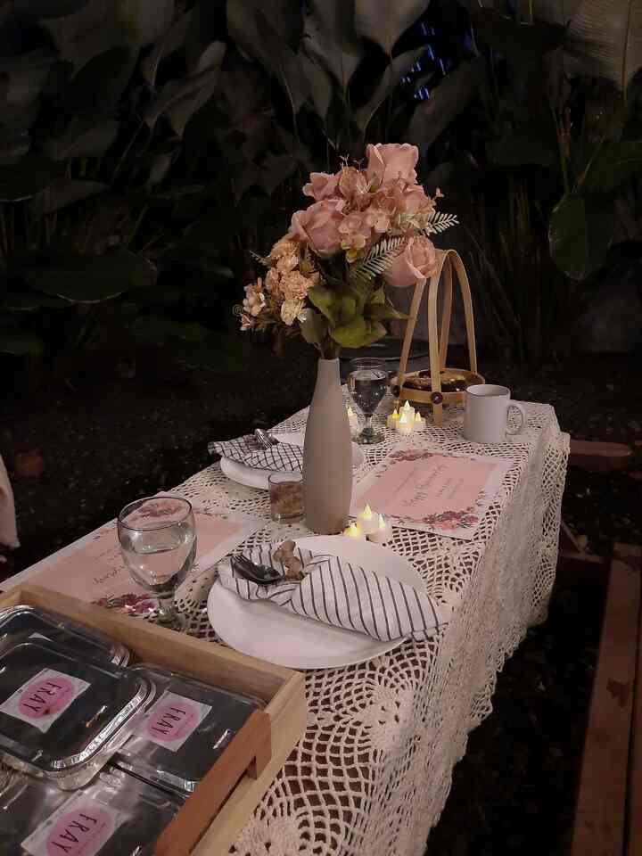 Rupa-rupa taman belakang yang bisa disulap jadi apa aja. Candle light dinner, BBQ-an, atau sekedar duduk-duduk santai. Ini lah kenapa sekarang udah jarang keliling kafe karena ngerasa di rumah aja cukup 😂
#TamanBelakang #HomeGarden #InsiprasiTaman #TamanKering #KebunDiRumah