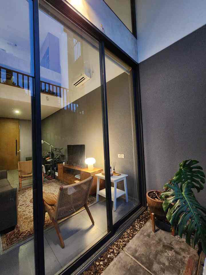 Menikmati sore hari di ruang tamu kecil ini dengan lampu yang menyala, menciptakan suasana hangat dan cozy ✨. Dari jendela kaca besar, cahaya lampu dalam ruangan berpadu dengan senja di luar—membuat momen ini terasa damai.

Sentuhan kayu pada furnitur dan tekstur rotan memberikan nuansa natural, selaras dengan konsep Japandi yang kami sukai. Tanaman monstera di sudut luar juga menambah kesegaran, meski hanya sekilas terlihat dari dalam.

Suka banget ngeliat bagaimana ruang kecil ini tetap terasa nyaman dan berfungsi maksimal! Apa bagian favorit kalian dari ruang ini? 💡🌿

 #CompactHappyHome #JapandiStyle #LivingRoomGoals #Livingroominspiration #compactlivingroom #SimpleLivingRoom #tablelamp #ikea #simplestyle