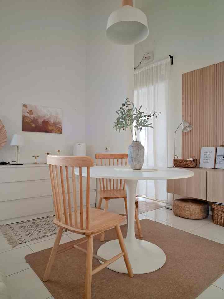 Ruang makan yang berada di tengah keluarga ini lebih banyak difungsikan sebagai meja kerja/belajar. Area meja yg luas dan berada di posisi strategis, membuat ruangan ini menjadi area kumpul keluarga.

#RuangMakan #MejaMakan #inspirasiRuangMakan #karpetpolos #mejabundar #ruangkeluarga #catdinding