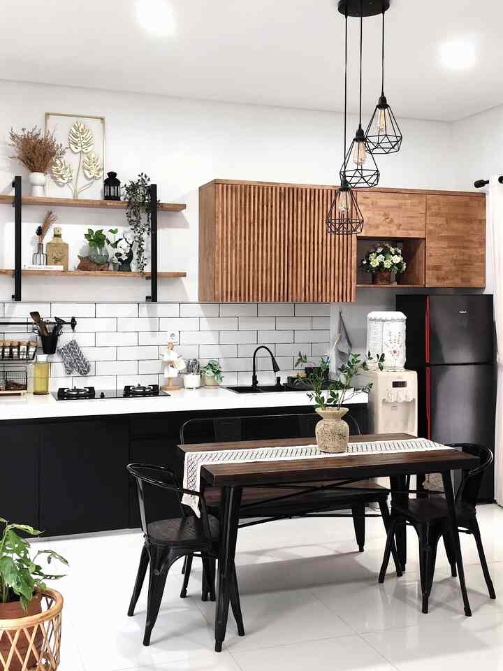 Open space vibes, yes please..✨
Dapur dan ruang makan bersatu, bikin ruangan tambah seru. Salah satu solusi rumah lahan kecil bisa kelihatan lega adalah konsep open space di dapur dan ruang makan.  Ruangan tanpa sekat ini bisa membuat aktifitas lebih leluasa dan sirkulasi udara pun lebih terasa. Selain itu aktifitas memasak jadi lebih seru karena bisa sambil mengobrol dan menonton TV dengan keluarga. Jangan lupa tambahkan dekorasi minimalis di area dapur, misalnya vase bunga, lentera atau ornamen logam di hambalan supaya lebih cantik. 
Yuk siapa yang mau coba desain ini? 🥰✨
. 
#rumahwoori #dapur #kitchen  #kitchenset #kitchensetindustrial #mejamakan #vasebunga #dekorasidapur #inspirasidapur #dapuropenspace #rumahtanpasekat 