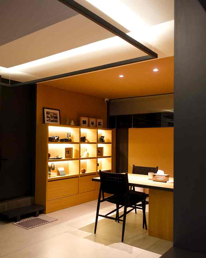 Area kitchen dan dining kami di malam hari punya vibes yang tenang dan cozy, dengan lighting hangat yang bikin suasana jadi makin homey. Tempat favorit buat masak sekaligus santai setelah hari yang panjang! 😊
#KursiMakan #DiningChair #CatTembok #KesetMinimalis #RuangMakan #DiningRoom #Kitchen #OpenSpace