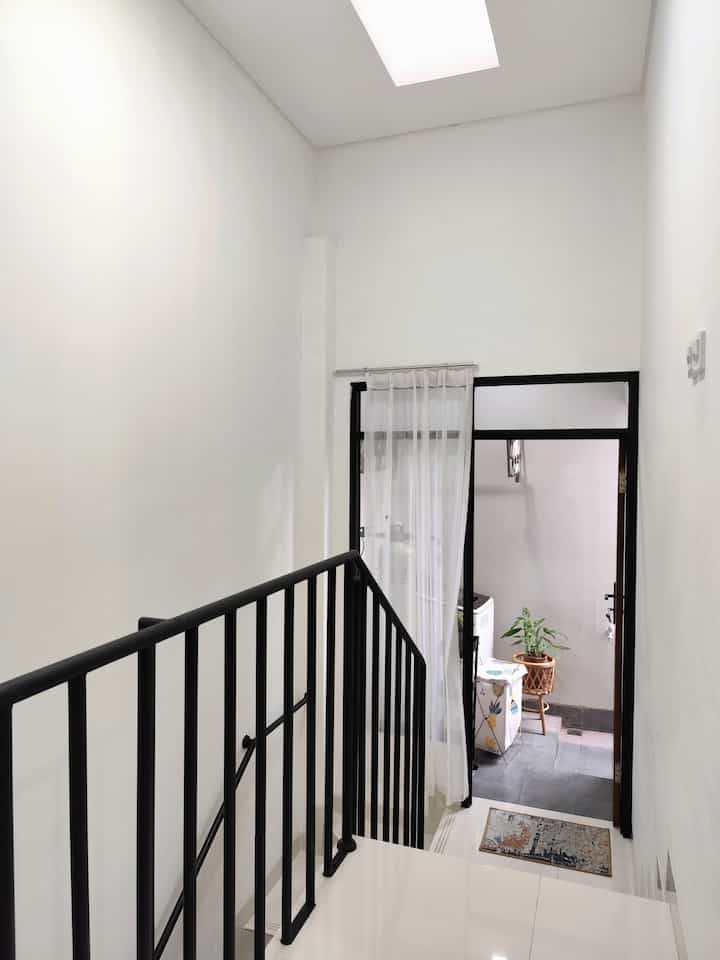 Manfaatkan area mezanine untuk ruang laundry✨
Area mezanine yang berdekatan dengan bordes tangga aku manfaatkan untuk area laundry, dengan space yang sangat kecil yaitu 1,5x1, 7m. Dengan tempat jemur panjang 1m cukup untuk menjemur pakaian sampai kering karena ada lubang udara disebelahnya. Selain itu untuk memaksimalkan space kecil ditambahkan rak untuk sabun dan perlengkapan lainnya. 
Rumah kecil juga harus bisa memanfaatkan ruang kecil agar smuanya berfungsi dan bermanfaat. 
Semoga menginspirasi ya✨
. 
#rumahwoori #rumahminimalis #laundryroom #arealaundry #mezanine #rumahmungil #inspirasirumah #inspirasiarealaundry


