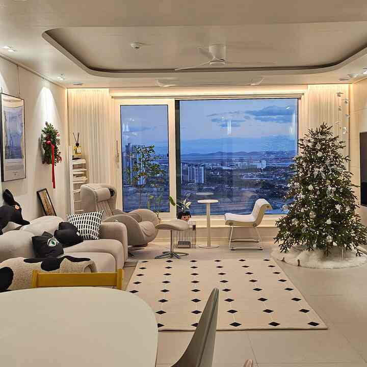 ＃今日の私たちの家＃コンスープ記録 

正面で撮った我が家の姿
夜にもっと輝くツリー🌲 
イベント当選で受けたムアス・ルダルフ照明
鹿家族と一緒に置くともっときれいですね😍


＃家の装飾品＃家の装飾＃クリスマスの小道具＃クリスマスストリート＃ムアス照明
＃新婚旅行のインテリア
＃通販