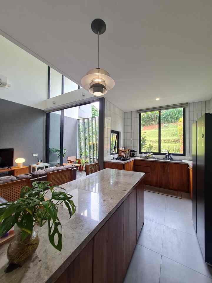 Dapur, ruang makan, dan ruang keluarga jadi satu? Bisa banget!✨

Siapa bilang rumah kecil nggak bisa punya ruang terbuka yang multifungsi? Di sini, dapur minimalis dengan sentuhan Japandi modern berpadu cantik dengan area makan dan ruang keluarga. Nuansa monokrom dari backsplash keramik putih dan kabinet kayu bikin kesan hangat dan cozy. Ditambah lagi, jendela besar bikin cahaya alami bebas masuk dan langsung nyatu sama hijau-hijau di luar.

Paling seru? Sambil masak, bisa tetap ngobrol sama keluarga yang lagi santai di sofa atau ngemil cantik di island. Praktis dan nyaman banget, kan?

Kalau kamu punya open-space area gini, biasanya jadi tempat ngumpul favorit juga nggak sih? Cerita di kolom komentar ya! 🤍

#CompactHappyHome #JapandiHome #OpenSpaceLiving #DesainRumahSederhana #RumahNyaman #KitchenSet #KitchenSetMinimalis #PlavonPVC #WarnaCatRumah #WallPaperDinding #WallPaperEstetik #Cat #DapurOpenSpace #DapurTanpaSekat