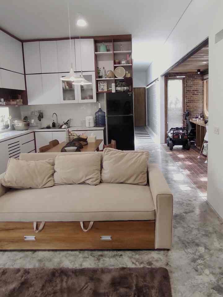 Meskipun rumah kami di desa dan konsep Open Plan, di mana buka pintu langsung ketemu dapur adalah hal ini tidak wajar, tapi kenapa tidak? Kita bisa menjamu tamu sekaligus menjalin keakraban dengan tamu langsung di ruang inti kita.
Open Space kami 24m2 pernah lho diisi untuk acara, lesehan 30 orang dan cukup. Dengan menata sedikit bagian dapur-dining area-living room.

Jadi, kenapa masih ragu dengan open space? ✨✨✨

#airfryer #tudungsaji #lampugantung #karpet #catdinding #semen #ricecooker #lampu #lampuslim #slimdownlight #cookerhood #kompor #Dapuropenspace #Dapursuperlega #RuangTanpaSekat