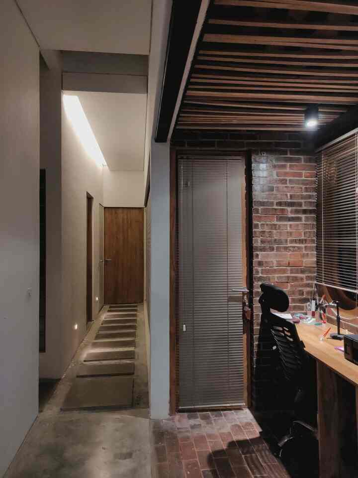 Koridor di rumah yang menghubungkan ruang-ruang, kami buat dramatis. Di sinilah banyak permainan tekstur kamprol, halus, motif lubang, pijakan batu alam. Ditambah lampu kuning yang membuat tekstur dinding dan lantai di koridor semakin dramatis. ✨✨✨

#koridorrumah #koridor #dramatis #compacthouse #cattekstur #lampu #lampukoridor #roster #lorong #lorongrumah