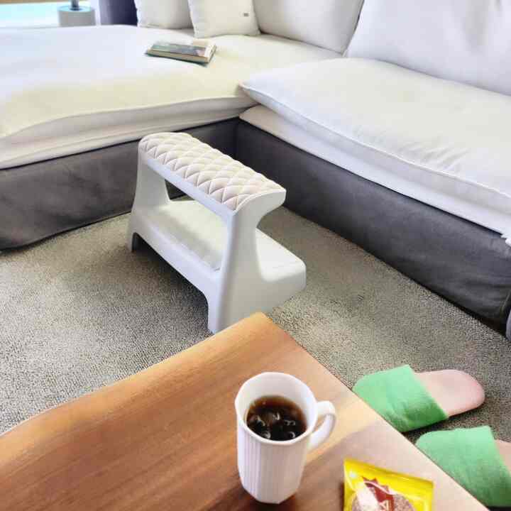 
最近私はソファに座ってネットフリックスを見たとき 
足を載せる足台を使っています。

長く机に座っているか、ソファに座っていると
 正しい姿勢をしたいのですが、ソファに座ると
 ずっと横になって座っているときは私も知らない
足をテーブルの上に置くようになります。
2段足踏み台を置いてからなんだって楽だったのか..

特に作業中にコンピュータチェアに座っている場合
ある瞬間、大変にかかとを持ち上げるか、足をねじって座る 
習慣が生まれてみると足もしゃがんで
長く座るのは簡単ではありません。
よく起きて座ったことを繰り返したのに
この時も足台に置いて使用してみましたが、とても楽です
ラザグー2段足首足首クッションタイプ
オフィスや家庭でデスクベッドなど
 汎用性の高い使いやすい足台です。

足を自然に上げる
足を休めることができる構造の上部は
特にリビングルームのソファに座ってテレビを見たり、
本を読んでいるときに足をのせるととても楽です。

​​

まず、多設計から見れば2段になっていて 
どんな空間に置いても似合うシンプルなデザインに
机の下に置くのに適していました。

カラーは4つのホワイト、グレー、サンドベージュ、ディープベージュ
ホワイトは一般型で、残りはクッション型です。
私は主にソファに置いて書いています。
ソファはホワイトカラーでサンドベージュに選びました。

上部は足首をぴったりとかけやすい
湾曲したラインのデザインで
底部には滑り止めパッドがあります
簡単に押さずに安定して支えます。

クッションタイプは汚染にも強い撥水生地クッションです。
コーヒーや水を流しても乾いたタオル 
ウェットティッシュですっぽり拭いてくれればいいから管理が楽ですよ
長い間座って仕事をしたり、
椅子に長く座っている人や学生に注目

正しい姿勢設計で足で解消する 
オフィスや家庭で使いやすい
2段足踏み台で生活の質上昇させてみたらどうだろうか 


＃2単足台座＃足台座＃リビングテム＃正しい姿勢
＃デスク足台＃オズ2段足台＃ラザグ 
＃事務室足台＃リビング用品＃クッション型足台 
＃製品おすすめ＃コンスープ記録 
＃生活の質向上テンプレート＃生活の質の向上＃サリムサルリ
＃おすすめのアイテム 
 
​​

​​


​​


