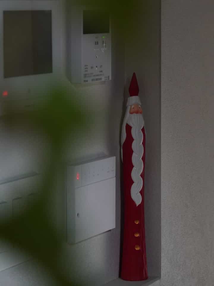 我が家のクリスマス🎅
さて、そろそろプレゼント用意しなきゃ。

スイッチニッチに佇むスリムなトンガリサンタ。

スイッチニッチはペニンシュラキッチンの壁の裏に作りました。リビングから見えない工夫。

#chiristmas #クリスマスプレゼント #クリスマス飾り #トンガリサンタ #マドエレン #madetlen #ニッチ #ロイヒャーマン