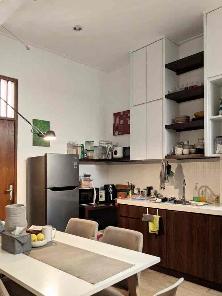 Suasana kitchen & dining room pas lagi mendung🌧️🌧️ Personally aku suka banget sama area dapur dan area dining yang dijadikan satu ruangan. Menurutku flownya lebih enak, cozy, dan bersih-bersih juga lebih mudah karena biasanya kitchen dan dining table itu area yang paling gampang berantakan. Kalau dijadiin satu ruangan, bersih-bersih jadi bisa lebih gercep dan space lain bisa difungsikan untuk keperluan lainnya
#kitchenset #dapurminimalis #kitchensink #diningtable #diningchair #art #ambientlight #LEDstrip #DapurOpenSpace #RumahTanpaSekat