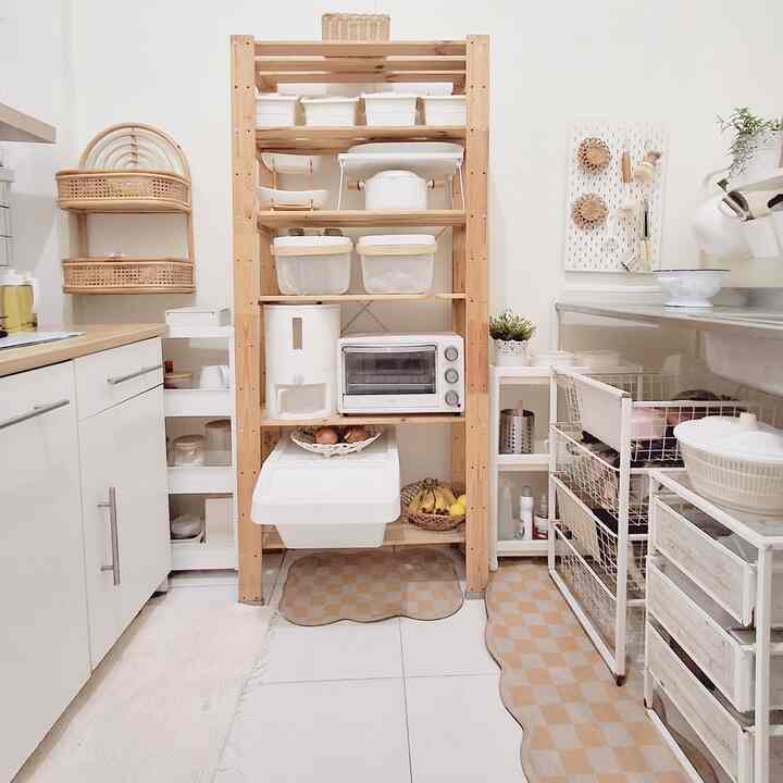 🌟Sink Cuci Piring 🌟

Salah satu caraku menjaga agar sink cuci piring tidak mudah lembab adalah menggunakan sink terbuka. Sink terbuka jika ditata baik, tetap bisa terlihat estetik.
Di bawah sink cuci piring ini aku letakkan rak2 yg senada dan perabotan yg berwarna senada juga, agar tetap terlihat rapi.

#InspirasiDapur #Dapurminimalis #Dapurmungil #sinkcucipiring #tempatcucipiring #sinkdapur #rakpiring #raksabun #trolidapur #dapur #dapurkecil 