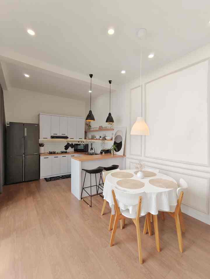 Halo tetangga, ini adalah spot terfavorit di rumah ku. Yes, kitchen and dining yang kental banget dengan nuansa white and wood. Kitchen & dining ini sengaja dibuat compact seperti ini dengan membuat karakter ruang yang sedikit berbeda, untuk area kitchen konsepnya berbentuk L sementara untuk dining area Kami memilih menggunakan meja makan yang bulat agar ada transisi dan tidak membosankan. 
Oiya, yang paling Aku suka juga, area kitchen and dining ini menghadap langsung ke bagian Innercourt yard, jadi terkesan semakin lapang. Gimana menurut tetangga? 

#DapurOpenSpace #RumahTanpaSekat #WhiteandwoodKitchen #ScandinavianKitchen #MejaMakanBulat #LampuGantung #HPL #CatJotun #KesetDapur #KomporTanamModena #KulkasEnoatPintu #RumputSintetis #TanggaPutar #WallMoulding