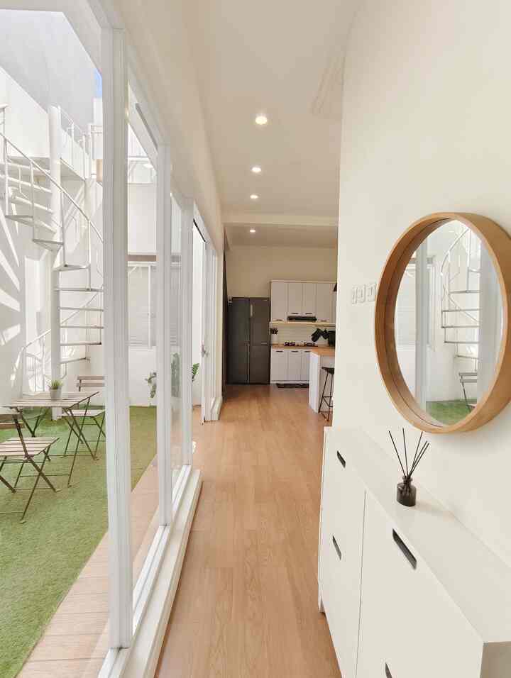 Kenalin tetangga, ini adalah area foyer di rumahku. Kalo boleh jujur, area ini yang paling multifungsi, selain sebagai koridor/jalur lalu lalang, penambahan cabinet super slim yang masuk banyak banget barang penting didalamnya seperti kunci, make up, charger, obat-obatan dan sebagainya. 
Awalnya memang didesain seperti ini agar tidak kosong aja, eh setelah di tambahkan cabinet dan cermin ternyata fungsinya jadi banyak, sampai kapanpun aku gak akan menyesal dengan tata letak foyer ini. Tertarik juga gak? 

#Foyer #InspirasiFoyer #HiasanDinding #CerminBulat #RakSepatuIkea #CabinetFoyer #LampuPhilips #LampuDownlight 