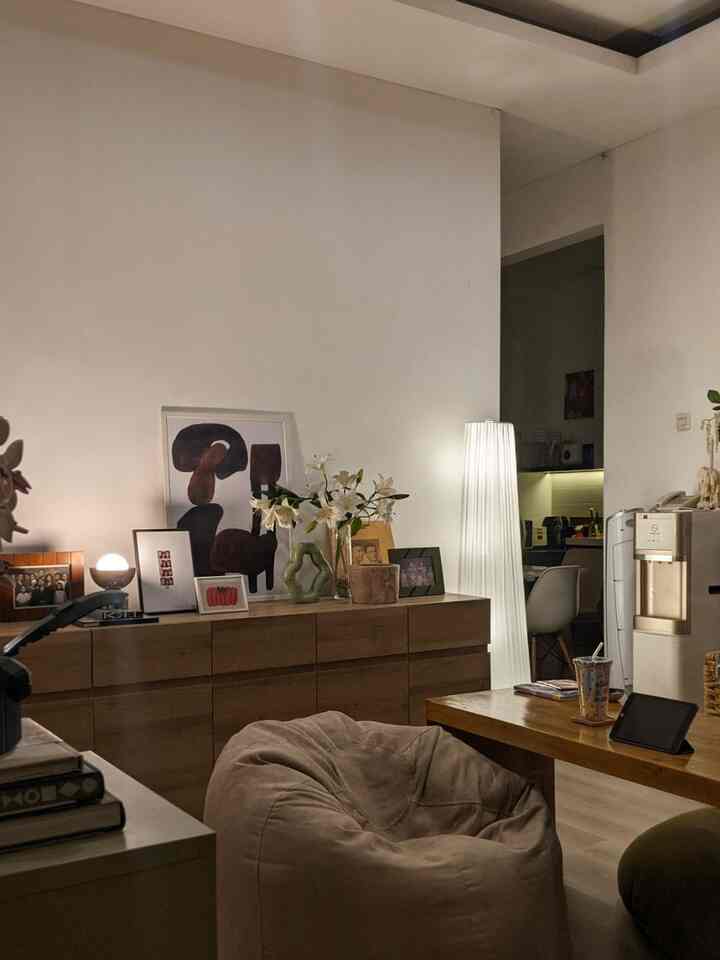 Ruang tengah ini kurang banget dapet cahaya matahari, jadi berhubung udah mulai musim hujan dan ruangan jadi cepet gelap, aku memutuskan untuk menambahkan lampu di sisi kanan dan kiri meja. Aku memilih lampu standing yang designnya seperti lampion sehingga memancarkan cahaya yang sangat halus dan mengisi ruangan. Untuk bagian kiri aku menambahkan lampu meja warna silver untuk menyambungkan color scheme warm-wood-chrome di area living room & ruang tamu. Setelah menambahkan lampu-lampu ini, ruangan jadi terasa lebih cozy✨
#LivingRoom #EclecticInterior #MidCenturyModern #BuffetTable #Console #FloorLamp #TableLamp #Lighting