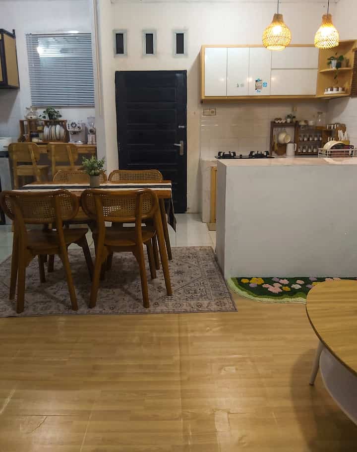 Open Space Yang Lega ☺️
Ukuran rumah kami yang mini akhirnya membuat kami memutuskan untuk menata open space yang lega antara ruang makan dan dapur. Masih mengusung tema japandi, area ini menjadi pusat kesibukan setiap hari dan tetap terasa lega walaupun ukurannya kecil. Furniture kayu dan dekorasi berwarna senada serta pemilihan cat berwarna putih membuat ruangan ini terlihat luas. Penggunaan kabinet untuk menyimpan barang- barang di dapur menambah kesan rapi dan tidak amburadul.

#Dapuropenspace #Rumahtanpasekat #ruangmakan #karpetminimalis #minirug #kaplampugantung #mejamakan #venetianblind #dapurminimalis