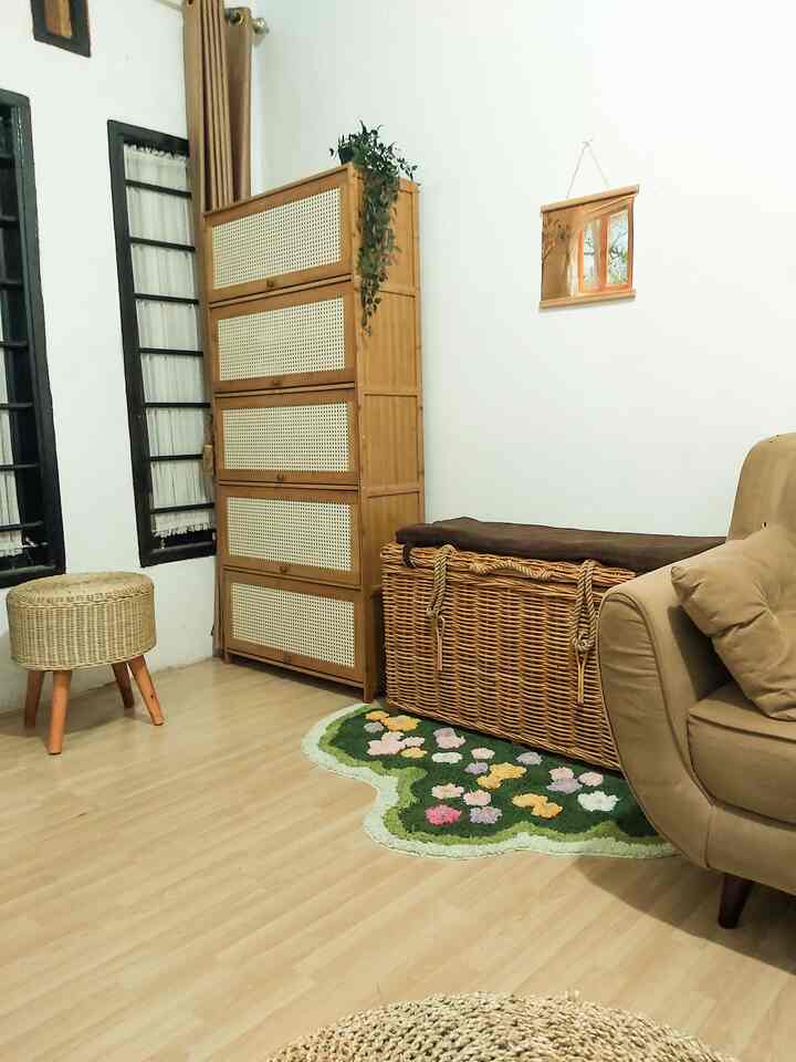 Mini Foyer
Walaupun rumah kami tidak mempunyai tempat foyer yang spesifik, tetapi kami menyisakan sedikit space di area masuk untuk rak sepatu, box penyimpanan ransel, payung dan tas olahraga. Area ini dilengkapi dengan stool agar nyaman memakai dan melepas sepatu serta box penyimpanan multifungsi yang bisa di jadikan tempat duduk juga. Masih mengusung tema japandi, kami menata dekorasi senada di area ini agar look nya terlihat oke.

#minifoyer #raksepatu #boxpenyimpanan #minirug #tanamanartificial #areamasuk #lantai #dekorasidinding