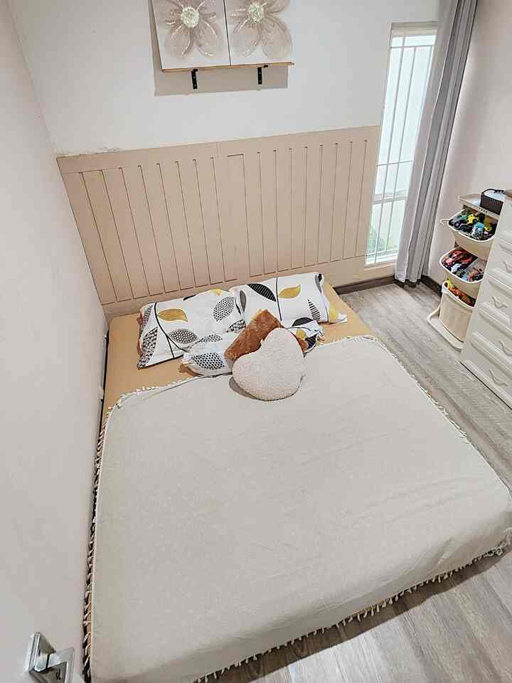 Kamar tidur utama dirumah aku itu hanya berukuran 3x3m saja, dan karena punya 2 anak yang masih tidur bareng mama papanya jadinya kami isi kamar ini dengan kasur uk 180x200cm biar lebih nyaman, dan biar jadi lebih cozy aku pasang SPC flooring dilantai kamar tidur, juga warna-warna soft pada wallpaper, wallbatten dan lukisan bunganya. 
Kamar ini juga ga banyak barang, hanya ada keranjang basket untuk mainan anak, drawer untuk pakaian anak dan lemari geser aja untuk pakaian mamanya. Semoga menginspirasi :) #wallbaten #spcflooring #lantaispc #drawer #drawerolymplast #keranjangmainan #keranjangbasket #bedroomstyling #inspirasikamar #kamar3x3 #kamarsederhana #kamarmungil #kamarkecil