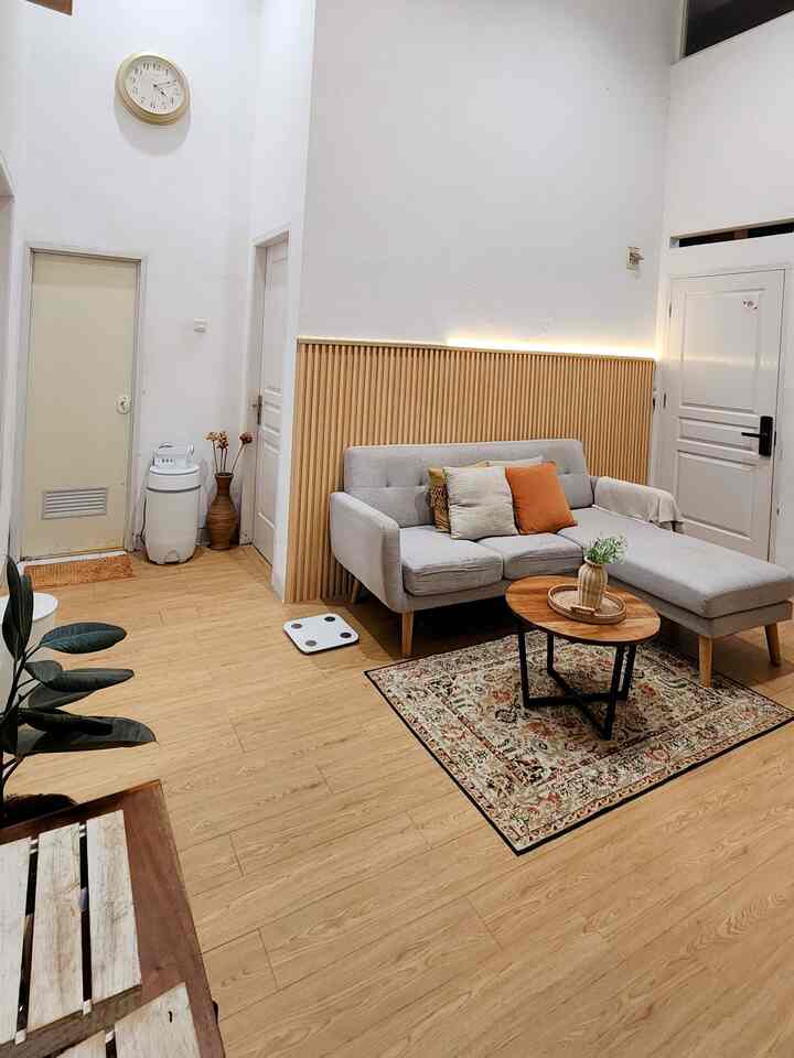 Ruang tamu dari sisi sebelah dalam seperti inilah penampakannya, memperlihatkan kamar mandi yang diapit 2 kamar tidur minimalis, berencana mau kasih dekorasi sedikit diatas pot rotan depan kamar mandi tapi belum ada idenya takut too much banget tapi kalau ga ada dekorasi kayak kosong banget kan ya, yang mau kasih ide atau request boleh banget dikomen ya teman-teman 🙏 #ruangtamu #ruangtamuscandinavian #inspirasiruangtamu #karpetpolyester #mejaruangtamu #bufettv #ambalanmotifkayu #dekorasiruangtamu #inspirasirumah 