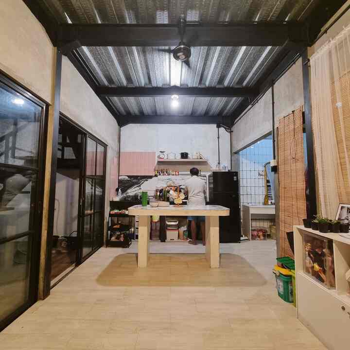 Ambience di malam dan pagi hari #RumahAngsoka ~
Salah satu memanfaatkan ruangan kecil adalah dapur yang terhubung langsung ke ruang keluarga. Menghilangkan sekat/penghalang pada area dapur dan ruang keluarga memberikan kesan yang luas dan interaksi tanpa batas.

#DapurMinimalis #DapurMungil #DapurIndustrial #DindingEkspose #KeramikMotifKayu #LivingRoom #RumahTanpaSekat #DapurOpenSpace