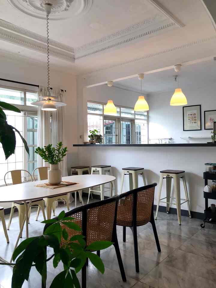 Ruang makan dan dapur yang terpisahkan sama counter ala-ala bar. Awalnya terpisah sama sekali masing-masing ruangan, agar terlihat lebih luas jadi dindingnya dibongkar setengah. Ada tambahan tempat duduk juga kalau sedang banyak orang. 

#kitchenisland #dapuropenspace #rumahtanpasekat #midcenturymodern #diningroomstyling #ikea #ikeahome #indoorplants