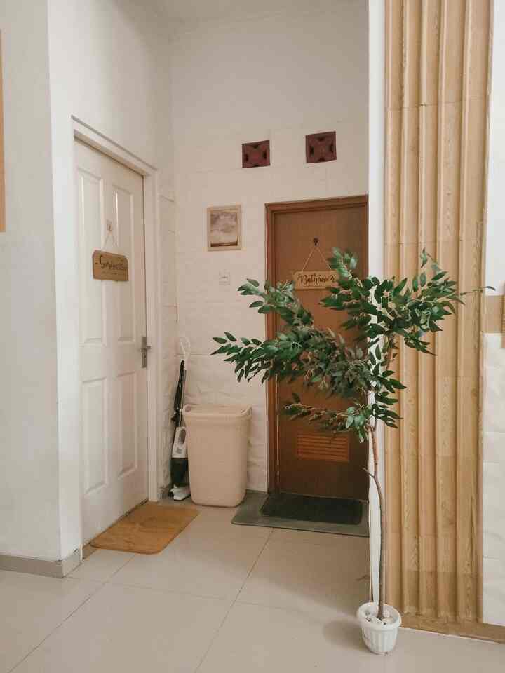 Ini merupakan area bersih bersih. Yaitu tempat menaruh baju kotor dan penyimpanan vacuum cleaner yang sering digunakan  setiap hari. Tempatnya ada didepan kamar mandi dan memiliki space yang kecil diantara pintu kamar depan dan kamar belakang.

Area ini memiliki keranjang baju kotor dan alat vacum cleaner. Serta diberi tanaman hias untuk memberi kesan manis dan bisa berfungsi untuk menutupi pandangan dari area ruang tamu.

#depankamarmandi #spacekecil #spacecleaning #tempatbajukotor #tempatpenyimpananvacumcleaner #areabersih #kamarmandiminimalis #designjapandi #interiorminimalis #rumahmungil #rumahminimalis #rumahsederhana