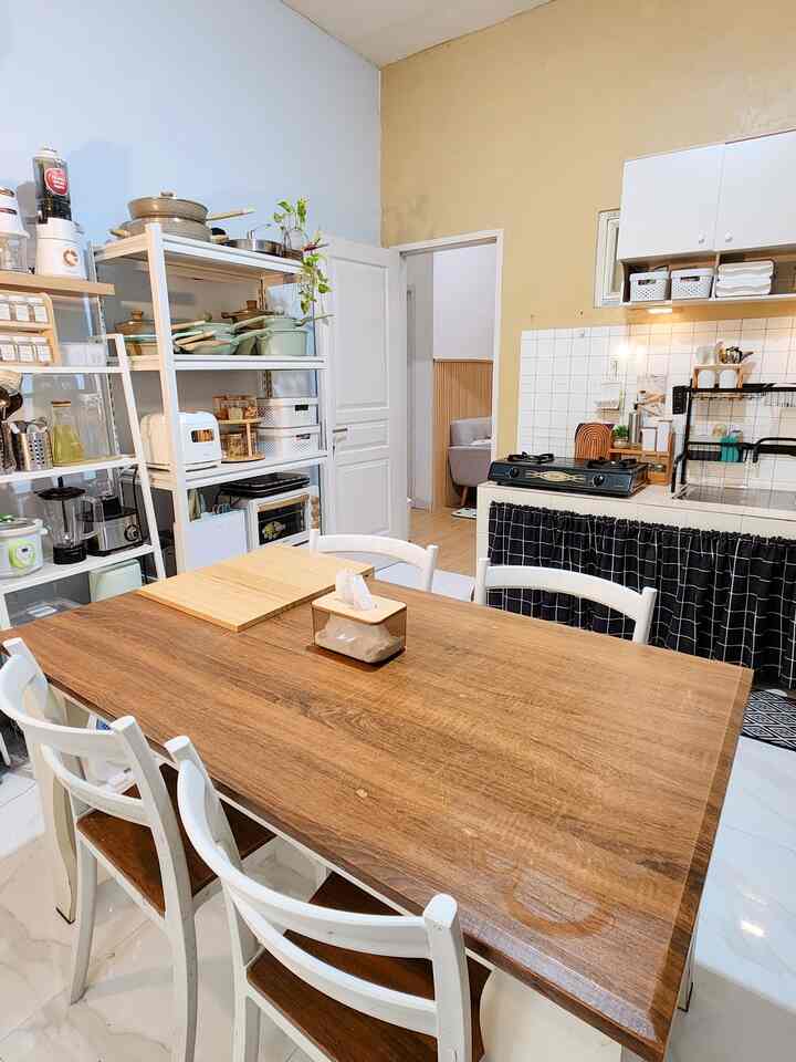 Dapur dirumah aku ukuran kurang lebih 4x4m dengan top table yang belum dirombak masih bawaan developer, sebisa mungkin saat ini memanfaatkan yang ada dulu. Dapur bawaan developer yang standart bukan tidak mungkin disulap jadi lebih aesthetic dengan memanfaatkan storage-storage dan rak-rak penyimpanan, gorden kolong dapur yang senada, dan pengaturan letak barang-barang dapur yang tertata. gimana nih menurut teman-teman:) #mejamakan #storage #rakserbaguna #rakpiring #penirispiring #dapur #inspirasidapurmungil #dapurcompact