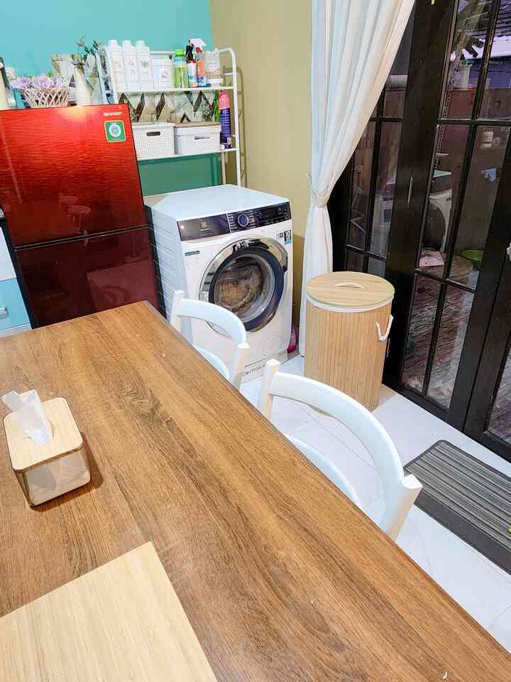 Loundry Room
Loundry Room dirumah kami ini adanya didapur atau masih menyatu dengan dapur dan ruang makan, diloundry room ini aku pakai rak penyimpanan juga untuk mengatur botol-botol sabun atau detergen isi ulang, pewangi dan ada storage-storage juga untuk penyimpanan stock persabunan dan urusan percucian, juga ada basket loundry besar untuk pakaian agar pakaian kotor tidak berantakan kemana-mana #loundryroom #loundry #rumahkecil #rumahmungil #inspirasiloundryroom