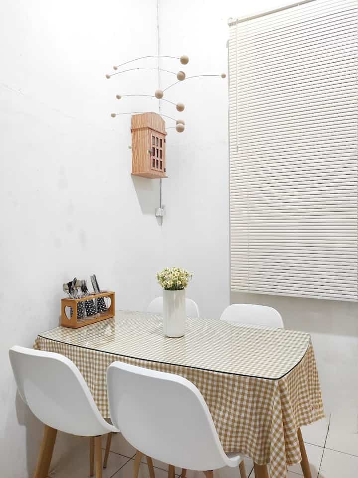 Ruang makan dan dapur segaris, kalau ngambil angle foto cuma itu itu aja 😆
Beginilah penampakan ruang makan dan dapur mungilku

Btw nemu gantungan lucu buat di atas meja makan, cakep dan pas banget lagi
Awalnya pengen pasang lampu gantung, tapi karena ceiling di rumah 4 meter, dan rata-rata fitting lampu yang dijual kebanyakan 1 meter, jadi niat itu di undur dulu.
Pelan-pelan cari fitting lampu yang pas buat di ruang makan ✨
#venetianblind #taplakmeja #hiasangantung #kotakobat #tempatsendok #mejamakan #DapurOpenSpace #RumahTanpaSekat