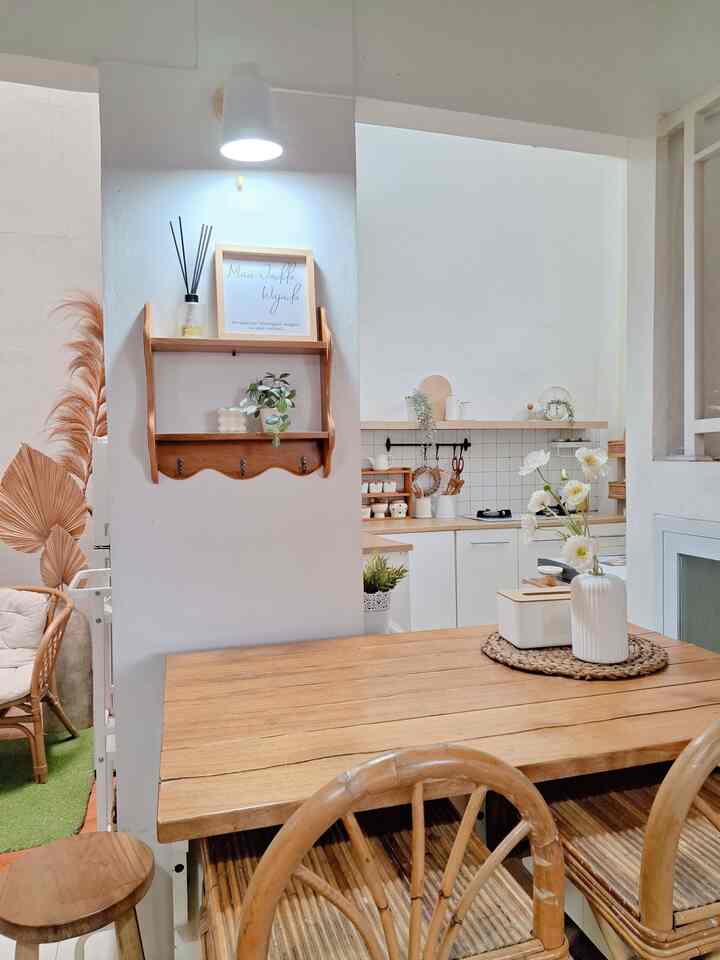 ✨️Dapur Minimalis✨️

Dapur minimalisku ini berdekatan dengan meja island dan ruangan terbuka yg ada di sisi kiri. Dapur ini juga tidak memiliki pintu tertutup jadi dapur masih tetap lega. Masih didominasi warna favorite white dan wood, sehingga dapur juga tetap terlihat rapi walau banyak perintilan dan perabotan.

#InspirasiDapurMungil #DapurCompact #dapurminimalis #mejamakan #mejaisland #rakdapur #kabinetdapur #dapurputih #ambalandinding #rakbumbu #tanamanimitasi 