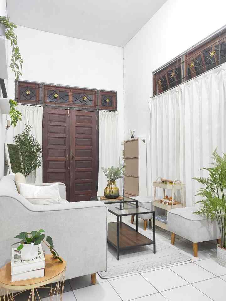 My tiny living room ✨
Walaupun ruang tamu ini sederhana, tapi jadi tempat ternyaman untuk para tamu datang.

Tempat ternyaman untuk me-time ngedrakor ketika anak-anak tidur
Rebahan di sofa sambil bawa cemilan, masyaAllah nikmat mana yang kau dustakan hihi

#mejatamu #troli #raksepatu #standingmirror #karpet #ruangtamu #ruangtamuminimalis #rumahmungil #rumahsederhana #rumahminimalis