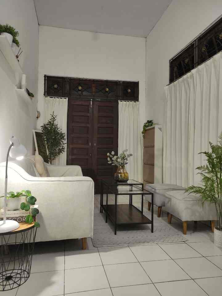Night Vibes at my tiny living room ✨
Ruang tamu mungil dengan sentuhan lampu kecil yang bikin suasana ruangan ini jadi cozy.
Ditambah dengan dekorasi yang estetik menjadikan ruangan ini, jadi tempat ternyaman di rumah kecilku ❤️

#mejatamu #artificia #raksepatu #standingmirror #dummybook  
#RumahOpenSpace #RumahTanpaSekat #NightVibe