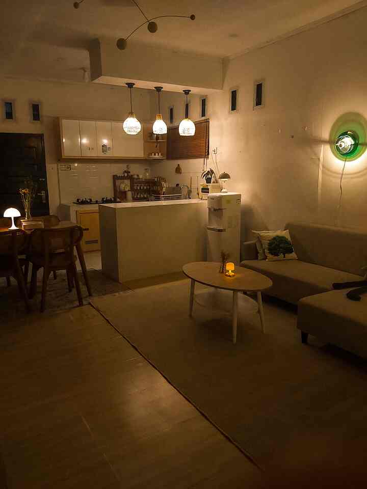 Romanticizing Night ✨🌜
Salah satu momen favorit kami di malam hari, menikmati night vibes di open space secuil ini. Selain karna suasananya yang syahdu dan homey, menikmati malam dengan suasana yang nyaman juga salah satu cara untuk merefresh hati dan pikiran setelah seharian beraktifitas. Di ruangan ini penggunaan mood lamp yang unik dari yang berukuran kecil sampai yang besar, lampu gantung dan lampu mini tanpa kabel membuat ruangan ini lebih istimewa daripada ruangan lainnya. Open space ini juga menjadi tempat favorit bagi pasutri untuk bersantai melepas lelah di malam hari untuk sekedar bercerita sambil menikmati teh, atau sekedar makan mie instan sambil sharing dan curhat.

#Ruanganterbatas #Livingroommungil #Nightvibe #Moodlamp #Lampugantung #Lampudinding #hangingdecoration #karpetruangtamu #karpetminimalis

