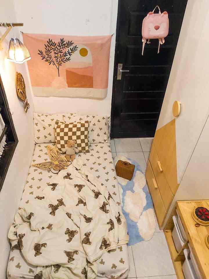 Mini Kids Bedroom 🐻
Di ruangan mini yang berukuran 2*4 m ini kamar anak + playroom difungsikan dengan semaksimal mungkin. Karna memang anak anak lebih sering tidur bersama kami, kadang di waktu weekend, kasur ringan yang mudah di pindahkan ini kami letak dikamar anak anak untuk bersantai sambil bermain bersama anak. Karena anak perempuan kami sangat menyukai Teddy bear, di kamar ini banyak dekorasi yang bertema bear tetapi tetap colorfull karena anak anak sangat senang dengan dekorasi yang berwarna warni ☺️

#kamaranak #playroom #kamarmungil #kamarminimalis #rug #lampudinding #selimutanak #hangingdecoration