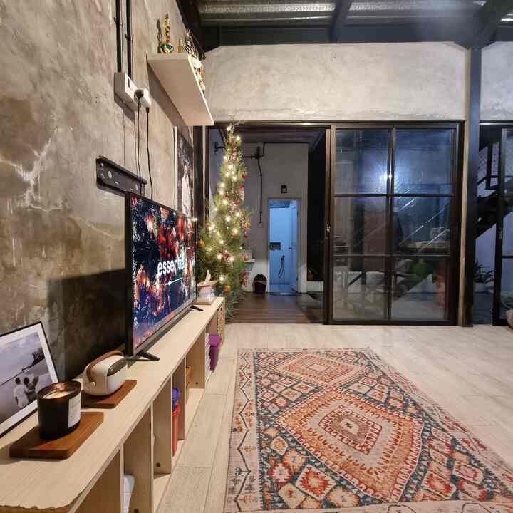 Ketika edit brightness foto di naik dan turunkan warna nya, alhasil dapet gambar super terang dimalam hari dan remang2. Jadi suka yang mode mana? Terang atau remang2? hehe...

#RuangKeluarga #LivingRoom #RuangKeluargaKecil #RumahMungil #RumahIndustrial #DindingEkspose #KeramiKMotifKayu #HiasanNatal #KarpetMotif 